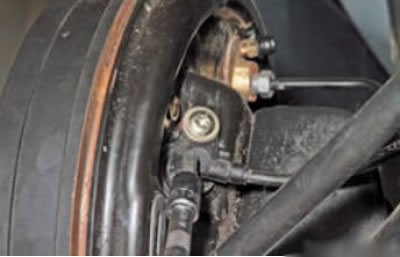 Отвернуть болт 5 крепления датчика скорости к…