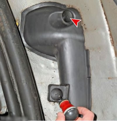 Извлечь два фиксатора 2 крепления кожуха и…