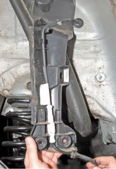 Извлечь жгут проводов датчика скорости из…