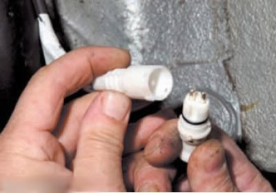 ... и отсоединить колодку 5 жгута датчика от…