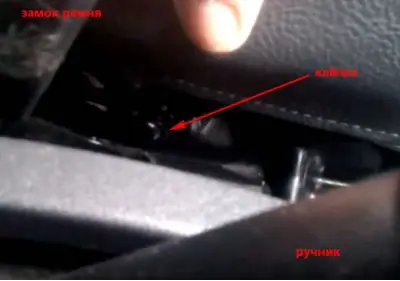Ещё одна причина - две клёпки, которые находятся сбоку сиденья, одна ближе к замку ремня…