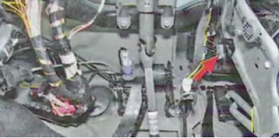 Dodatni otpornik za ventilator grijača nalazi se na kućištu grijača na strani bloka pedale.
