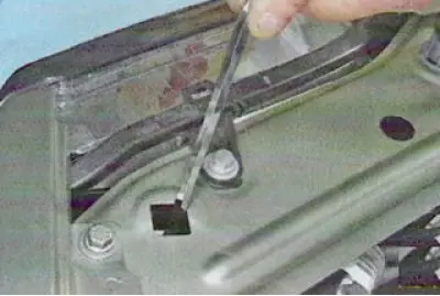 7. Ako položaj svjetlosnih točaka ne odgovara slici, otvorite poklopac motora. Okretanjem vijka za…