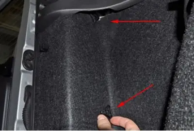 Otvorite vrata prtljažnika i odvrnite dvije plastične matice koje pričvršćuju stražnje svjetlo.