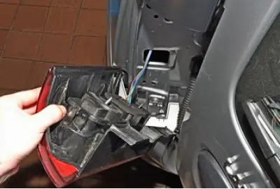 Izvadite svjetlo iz šupljine u tijelu koliko god to dopuštaju ožičenja.