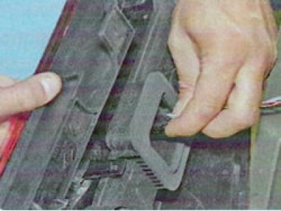 Рисунок 8-3 - Снятие фонаря заднего: 1 - фонарь…