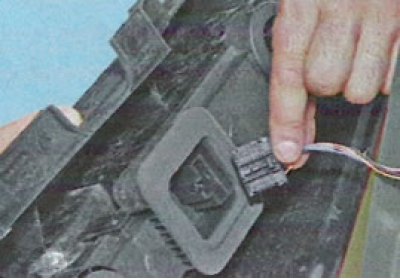 Рисунок 8-3 - Снятие фонаря заднего: 1 - фонарь…