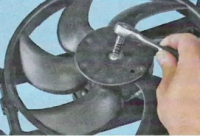 2. Uklonite električni ventilator sustava hlađenja motora (vidi ovdje)