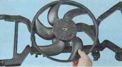 3. Pomoću ključa od 10 mm otpustite maticu koja pričvršćuje rotor ventilatora na osovinu motora…