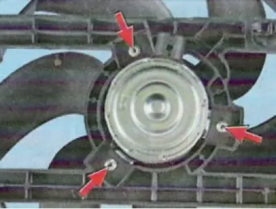 5. Pomoću svrdla od 10 mm izbušite tri zakovice koje pričvršćuju elektromotor za nosač...