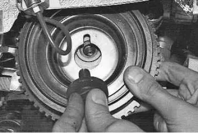 8. … remove it with the washer and remove the generator drive pulley from the crankshaft.