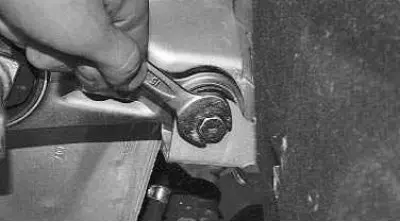 21. To replace the left support rod, use a 15 mm spanner to unscrew the rod mounting bolt to the…