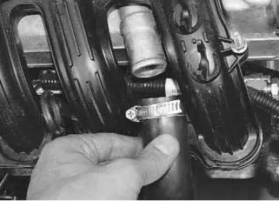 8. …and remove the crankcase ventilation system exhaust hose from the cylinder head cover pipe.