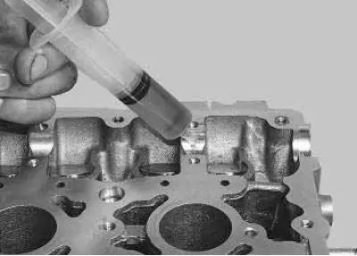 25. Lubricate the camshaft bearings in the cylinder head and hydraulic tappets with engine oil.