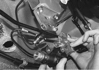 8. …i uklonite regulator s pogonom iz automobila.