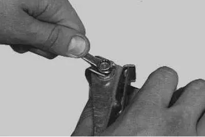 11. Pomoću ključa od 8 mm odvrnite vijak za pričvršćivanje držača ručice.