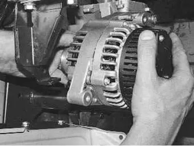 11. ...i uklonite generator iz automobila.