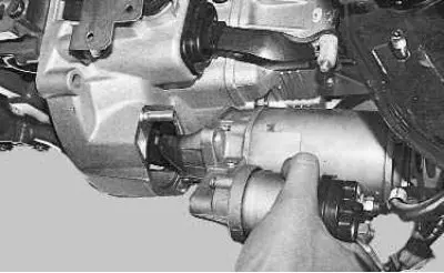 8. ...i izvadite starter iz automobila.