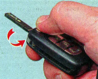 Ključ će se zatim automatski otpustiti iz utora. Za preklapanje morate pritisnuti gumb za…