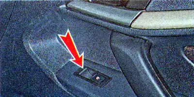 For passengers, the doors also have switches for the corresponding electric windows.