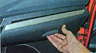 Чтобы открыть вещевой ящик, расположенный перед сиденьем пассажира, необходимо потянуть на себя…