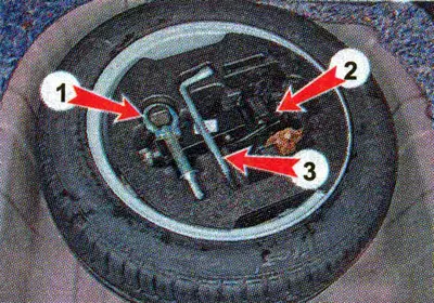 Rezervni kotač se čuva u prtljažniku automobila u posebnoj niši ispod tepiha prtljažnika. Dizalica…