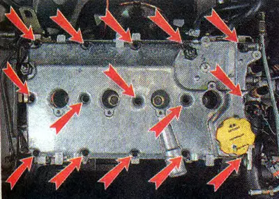 5. TORX E8 dugókulccsal csavarja ki a hengerfej fedelét rögzítő 15 csavart, és vegye le a fedelet.