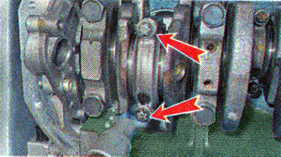 5. Ключом TORX ЕЮ отворачиваем две гайки…