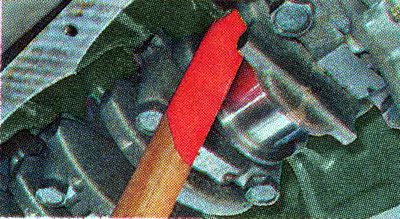 7. Уперев ручку молотка в поршень, выталкиваем…