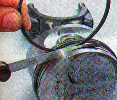 2. Перед установкой новых колец набором щупов…