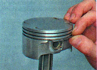 Новые кольца устанавливаем на поршень, начиная с…