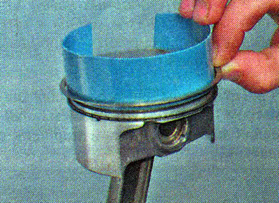 С помощью оправки надеваем маслосъемное кольцо, а…