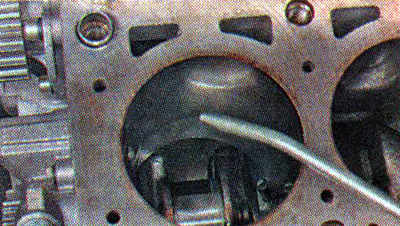 6. Смазываем чистым моторным маслом стенку…