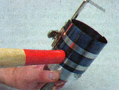 7. Надеваем оправку на поршень и обжимаем ею…