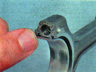 8. Вытираем насухо постели вкладышей в шатуне и…