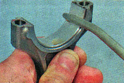 9. Смазываем чистым моторным маслом внутреннюю…