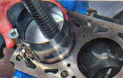 11. Прижимая оправку к блоку и постукивая ручкой…