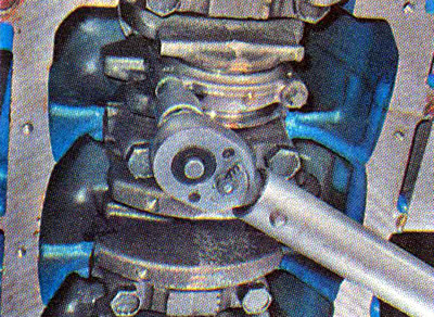 12. Устанавливаем на шатун крышку и затягиваем…