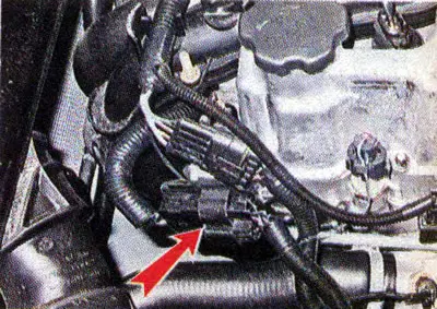 3. Disconnect the injector wiring harness connectors.