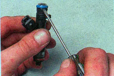 Note: The manufacturer recommends replacing the sealing rings.