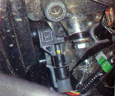 3. Having released the retainer, we disconnect the wiring block from the camshaft position sensor.