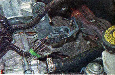 The vehicle is equipped with two oxygen sensors. The work is shown on the upper control sensor...