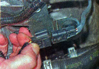 2. Press the lock and disconnect the wiring harness connector from the oxygen concentration sensor…