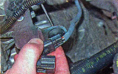 ...and disconnect the sensor block from the bracket.