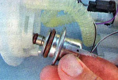 4. Uklonite regulator s poklopca modula goriva.