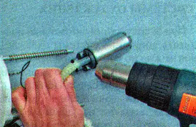 6. Pomoću sušila za kosu zagrijte kraj valovite cijevi postavljene na mlaznicu električne pumpe za…