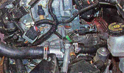 13. Za provjeru termostata pokrenite hladan motor. Temperaturu i cirkulaciju rashladne tekućine u…