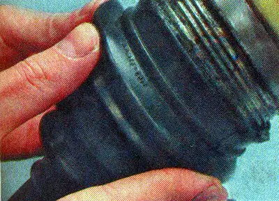 8. Pomaknite zaštitni poklopac prema šarniru tako da veliki brtveni pojas zaštitnog poklopca bude…