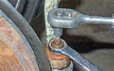 7. Pomoću ključa od 16 mm otpustite maticu koja pričvršćuje završni klin šipke upravljača (ako je…