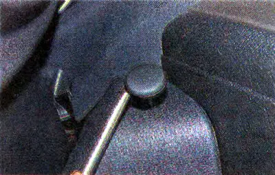 3. Za pristup kutiji s osiguračima i releju u unutrašnjosti automobila, tankim odvijačem s…